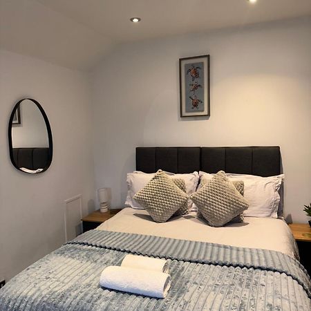 Cosy Countryside Stay- Waters Upton, Telford Extérieur photo